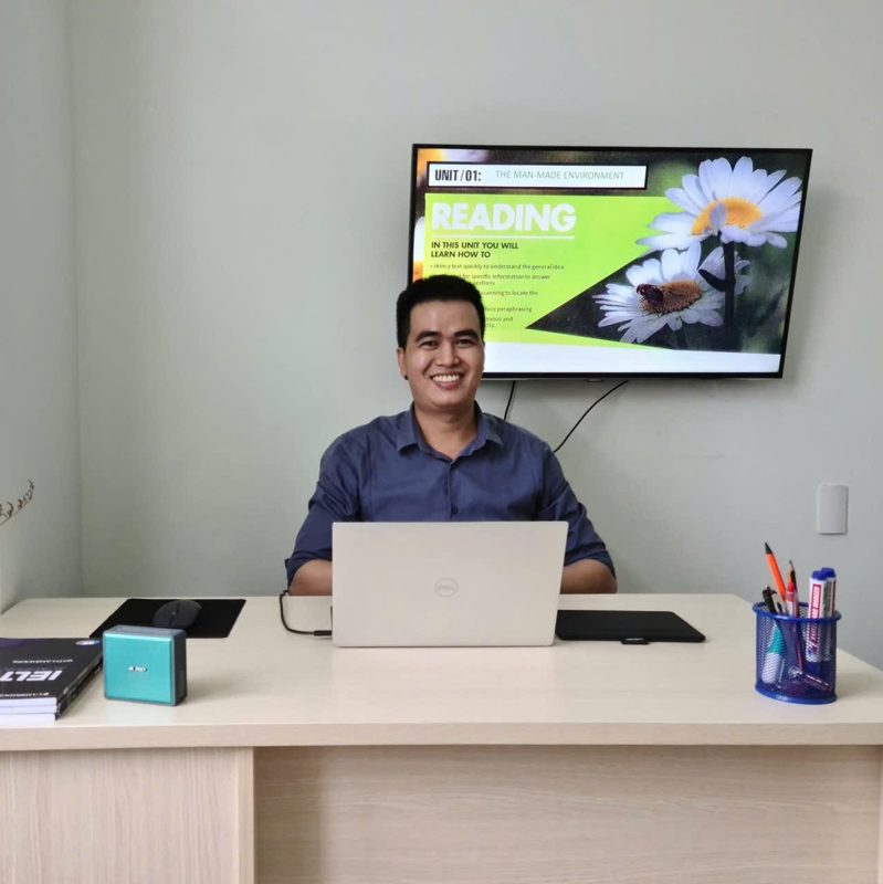 Thầy Phạm Xuân Công tại góc dạy học online